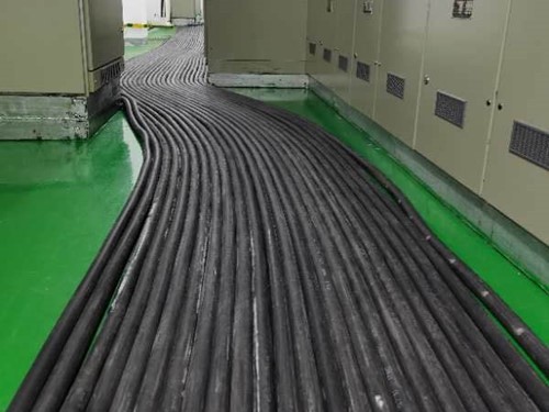 休宁如何根据理论计算公式计算温度对特定电压测量结果的影响？